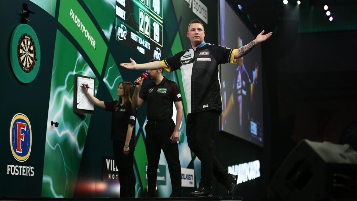 Chris Dobey darts